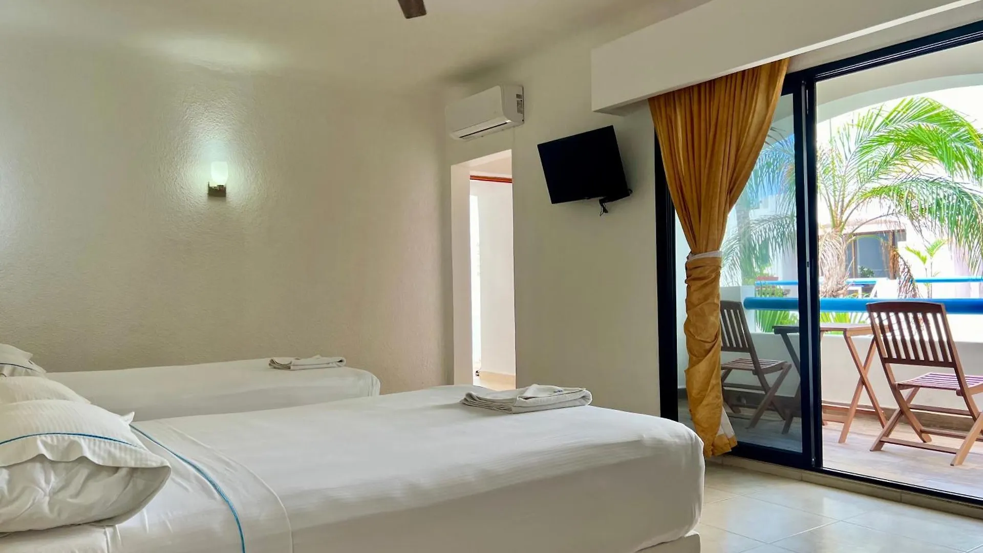 Pelicano Inn Playa Del Carmen - Beachfront Hotel